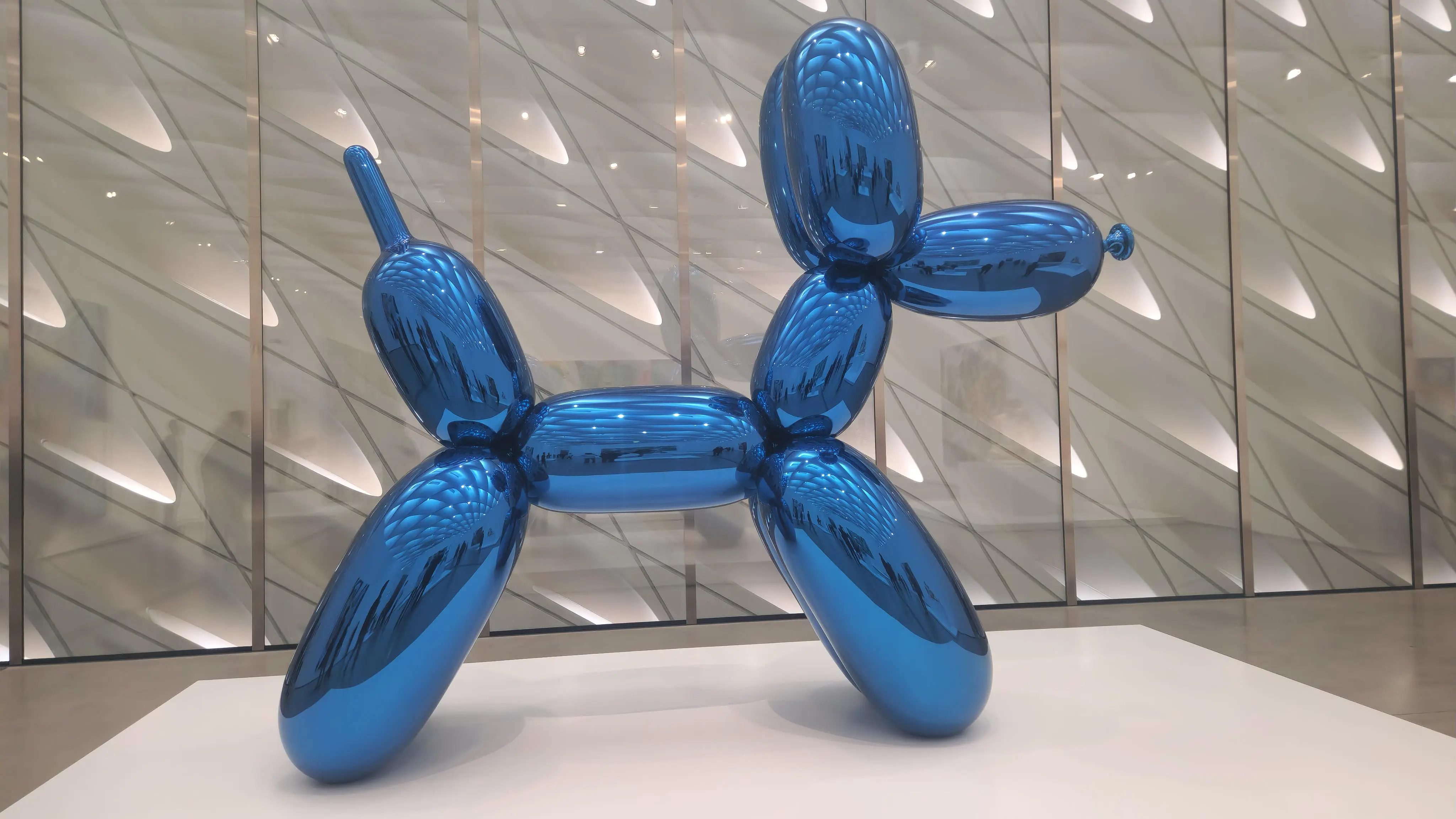 Picture of a Ballon Dog Statue